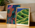 Hidden Cat Meadow Poster – två posters i rum 3