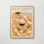 HOT SHOT poster inramad i ljus ekram med naturligt träutseende – från Bozetto i hög tryckkvalitet