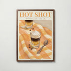HOT SHOT affisch i valnötsram – mörkbrun inramning med exklusiv känsla, Bozetto i hög tryckkvalitet