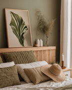 Velvet Leaf Curl affisch i minimalistiskt sovrum – köp enkelt hos Bozetto i hög kvalitet