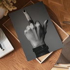 Middle Finger poster visad rakt fram – Bozetto affisch i hög tryckkvalitet i hög tryckkvalitet