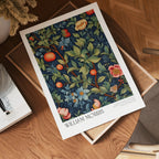 William Morris Midnight Orchard – stilfullt konsttryck från Bozetto, tryckt på matt finpapper