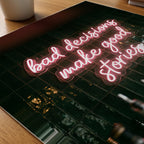 Bad Decisions Make Good Stories Poster – närbild på papper