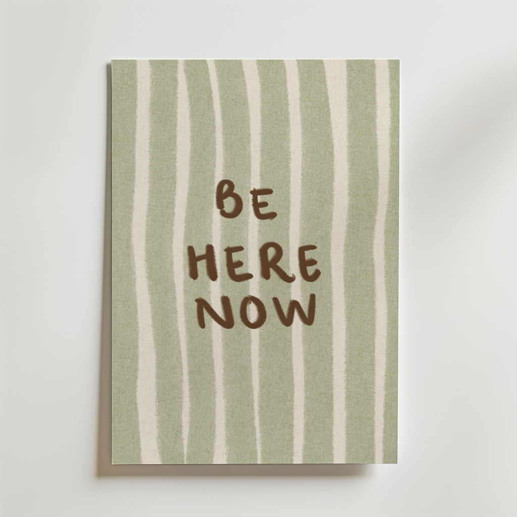 Be Here Now Poster – sage grön bakgrund med handskriven mindfulness-text