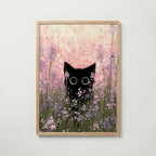Cat in Bloom Poster – svart katt bland rosa ängsblommor i ekram, väggkonst från Bozetto
