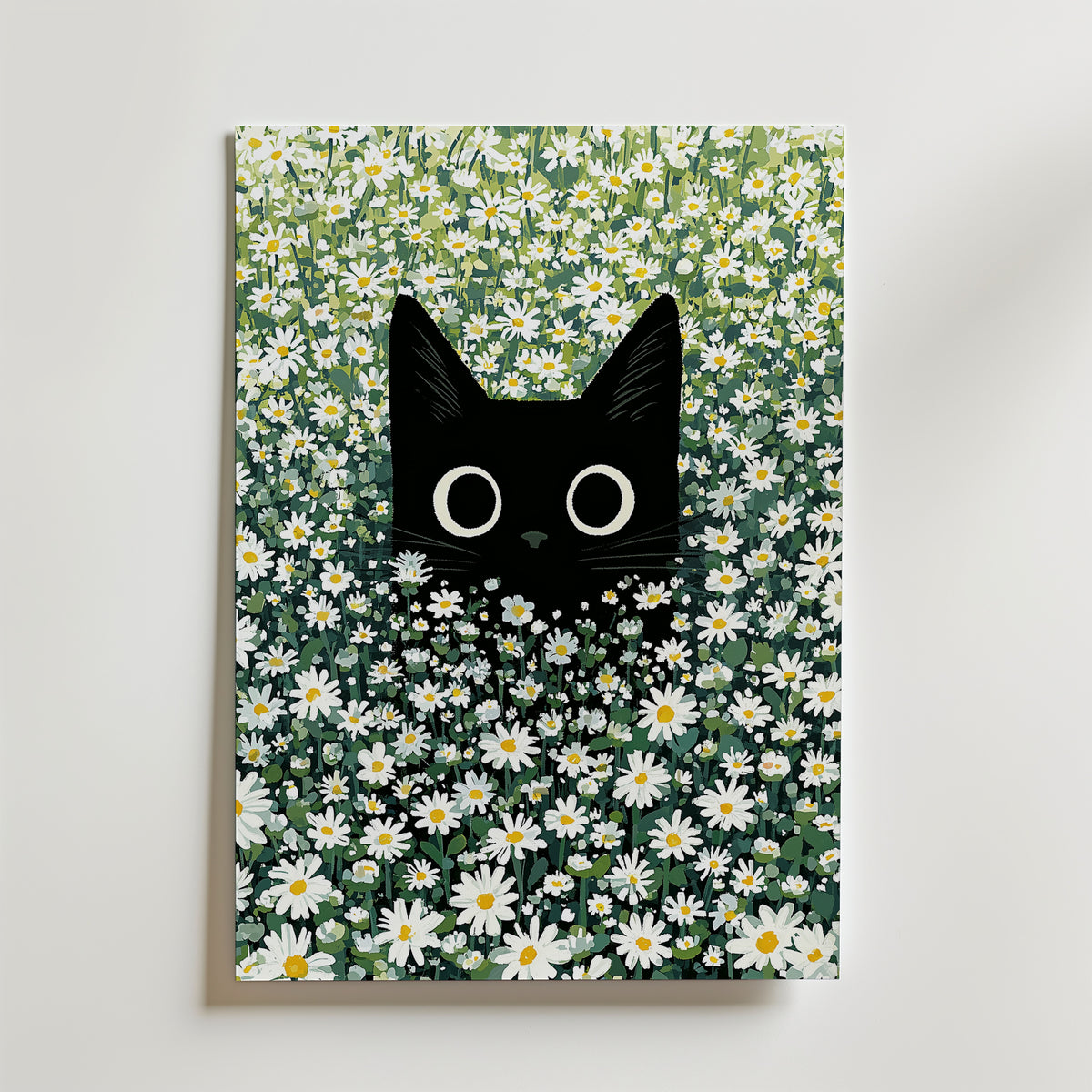 Cat in Green Grass Poster – svart katt bland vita prästkragar på canvas, tryckt i Sverige