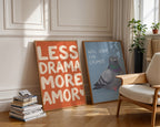 Less Drama More Amor Poster – två posters i rum 1