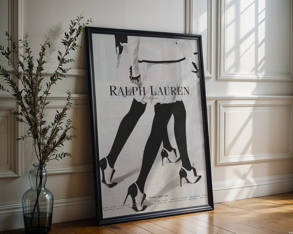 Väggmockup med Ralph Lauren Runway Elegance – köp enkelt hos Bozetto affisch i hög kvalitet