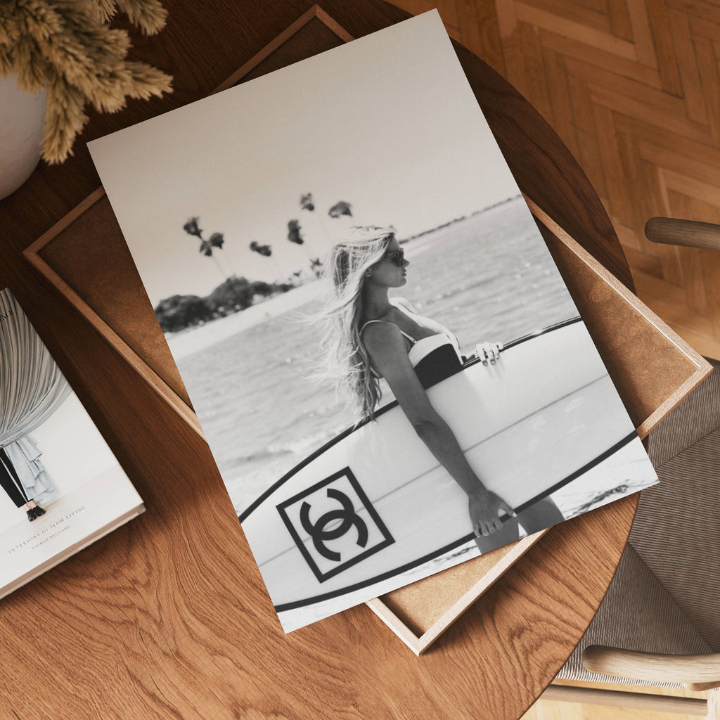 Chanel Surf poster visad rakt fram – Bozetto affisch i hög tryckkvalitet i hög tryckkvalitet