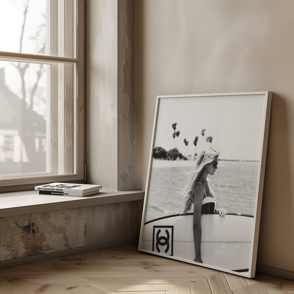 Chanel Surf i väggmockup – konsttryck presenterat i verklig miljö av Bozetto i hög tryckkvalitet