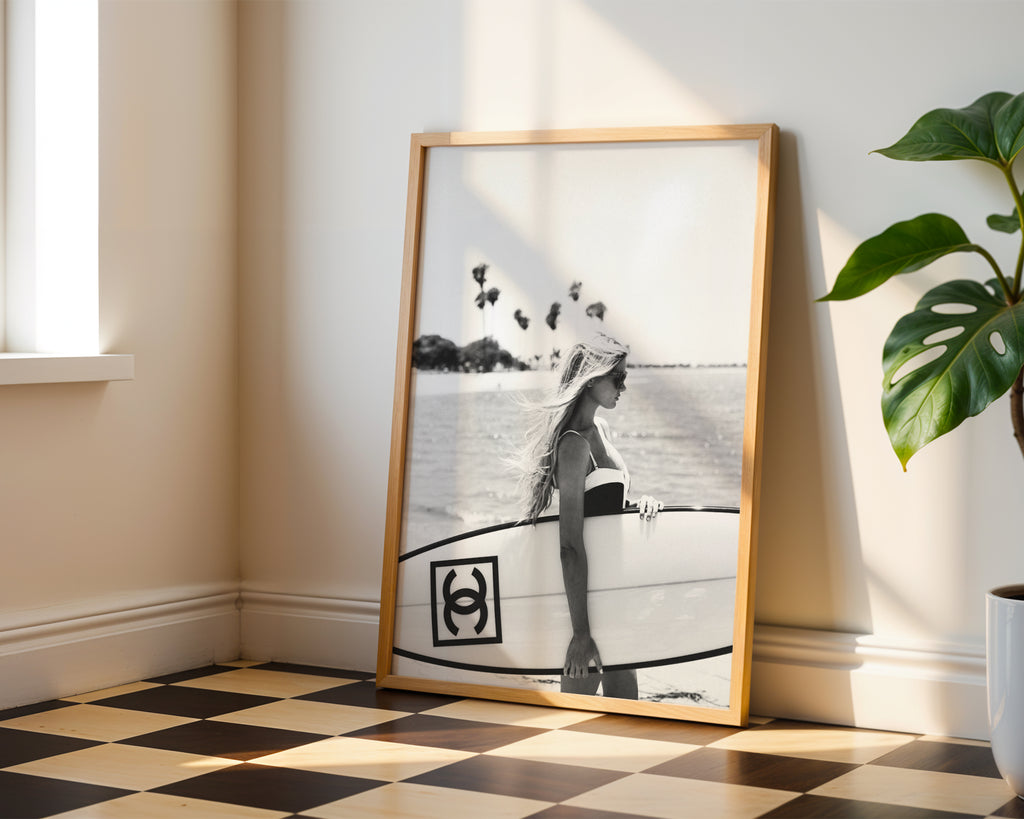 Affischmockup: Chanel Surf poster på vit slät vägg – Bozetto konsttryck i hög tryckkvalitet