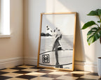 Affischmockup: Chanel Surf poster på vit slät vägg – Bozetto konsttryck i hög tryckkvalitet