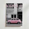 Vogue Pink Car – stilfullt konsttryck från Bozetto, tryckt på matt finpapper i hög tryckkvalitet