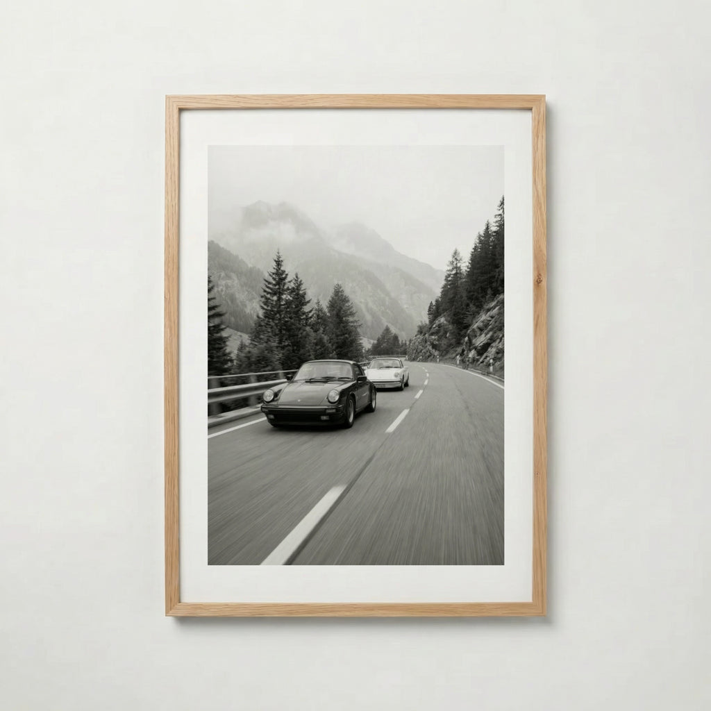 Alpine Drive Society – affisch med snyggt motiv, köp enkelt hos Bozetto i flera storlekar