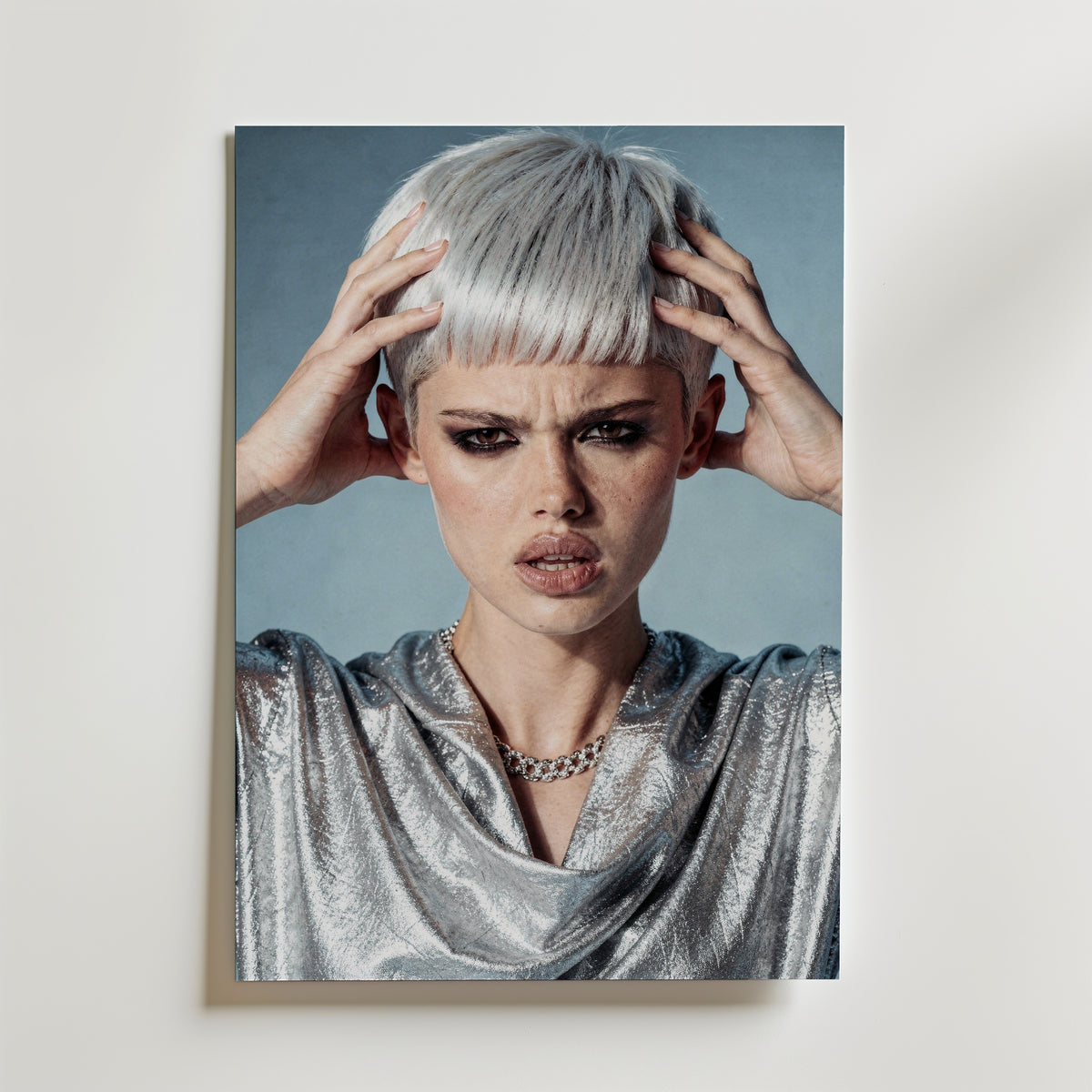 Silver Edge Poster – fashionporträtt av kvinna med platinablont pixie-klipp och silverglansig outfit