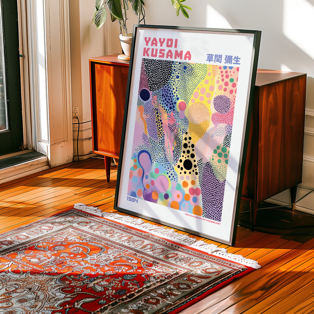 Yayoi Kusama Colorful Dots poster visualiserad på vägg – från Bozetto i hög kvalitet