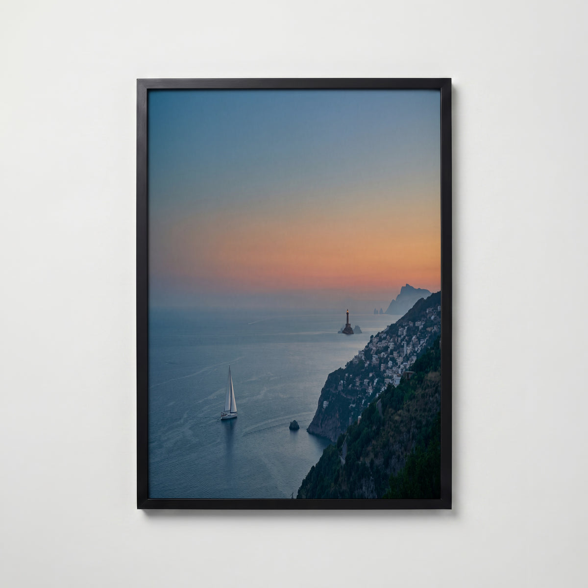 Amalfi Dusk Poster – kustmotiv i svart ram, tryckt i Sverige