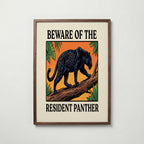 Resident Panther poster i valnötsram, vintageinspirerad panterkonst för väggen