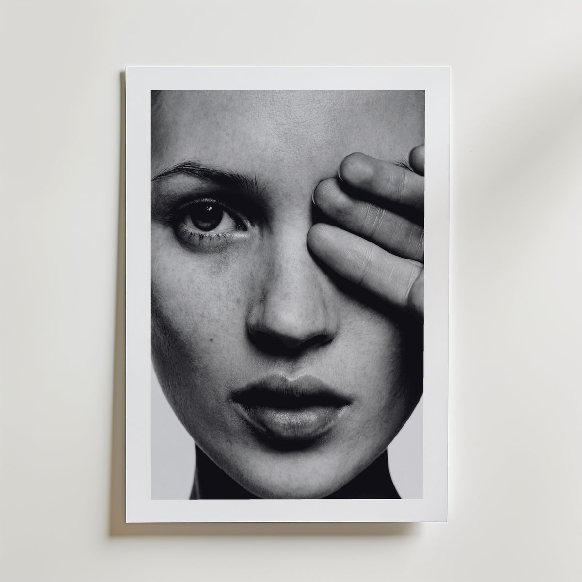 Hidden Gaze Poster – med passepartout