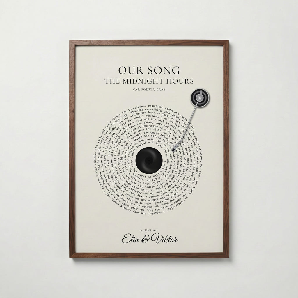 Personlig vinylposter med låttext i valnötsram