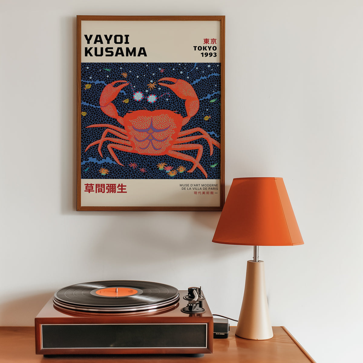 Yayoi Kusama Cosmic Crab affisch inredd i rum – Bozetto poster i hög kvalitet