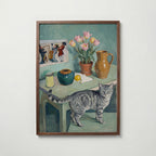 Tabletop Tabby Poster – expressionistiskt stilleben med grå tabbykatt, tulpaner och keramik i teal och grönt i valnötsram, fri frakt över 499 kr