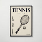 Vintage Tennis Cover affisch i svart ram med retro tennismotiv i tuschstil, tryckt i Sverige från Bozetto