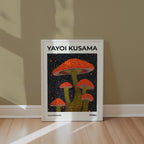 Yayoi Kusama Mushrooms affisch i inrett rum – Bozetto poster i hög tryckkvalitet